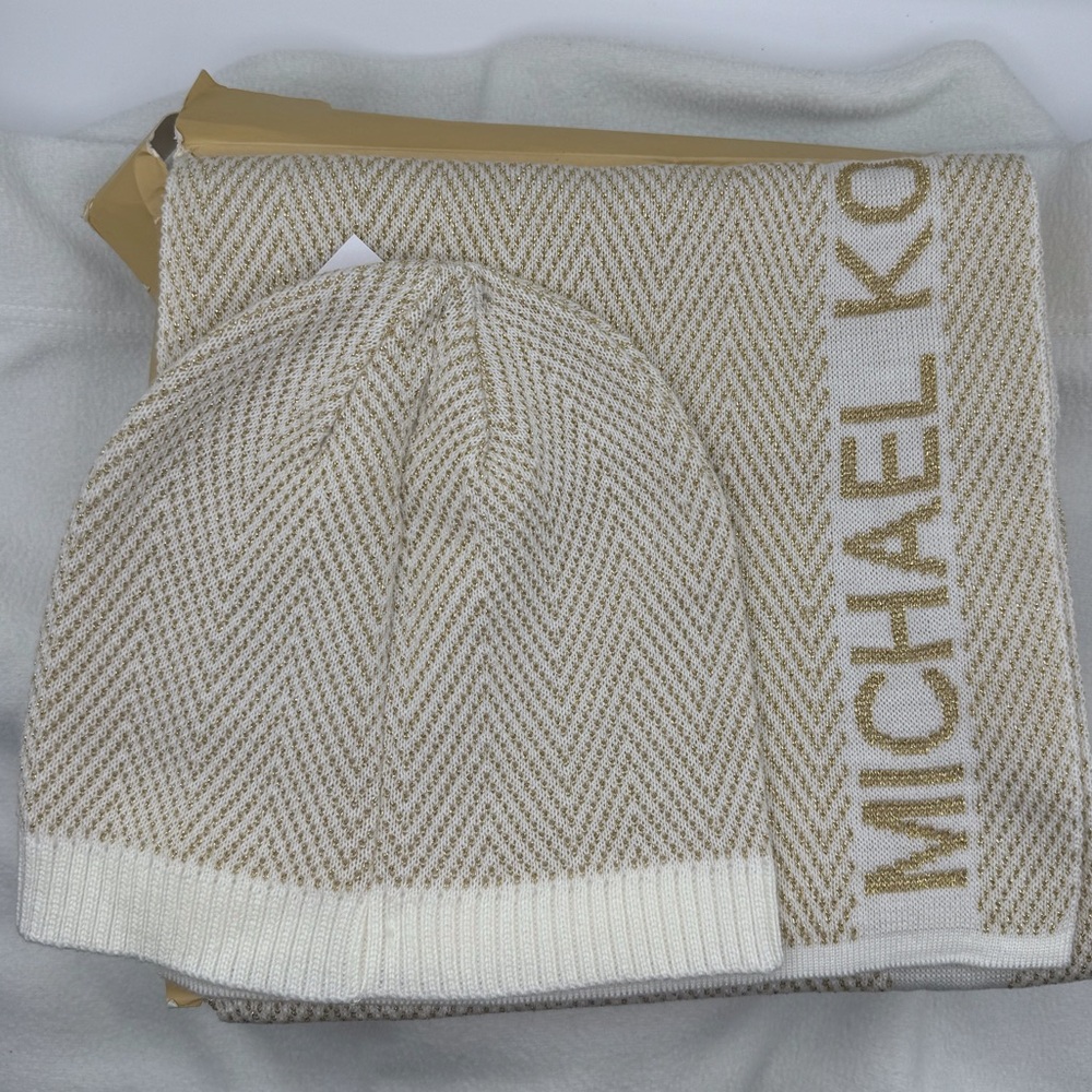 MICHAEL KORS BRAND NEW WITH TAGS OFFICIAL SCARF AND HAT GIFT SET
